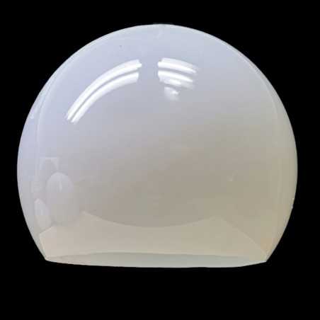 Cúpula de policarbonato branco brilhante de três quartos.
