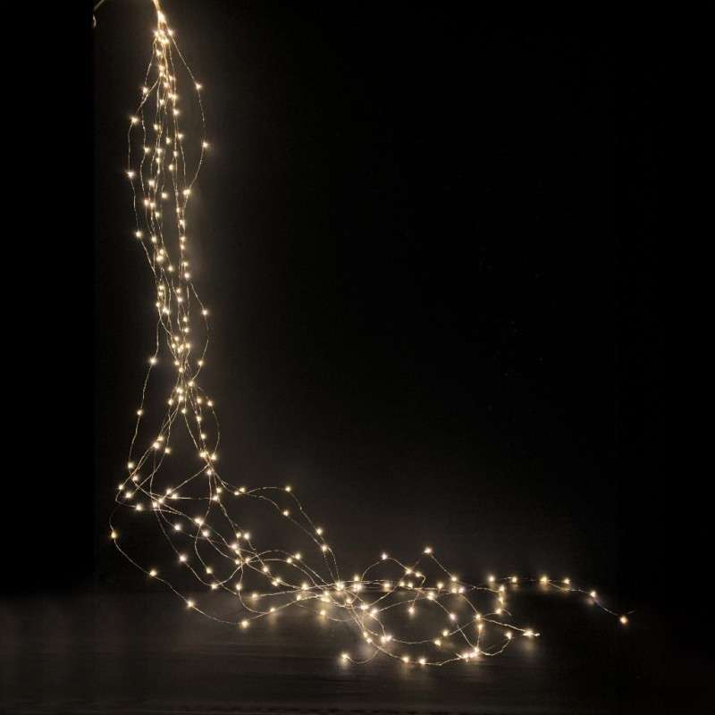 Cascata com 700 LEDs fixos, luz interior quente e 250cm de comprimento.