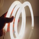 20 metros de neón LED direto 220V com abertura de 270º regulável e para uso exterior.