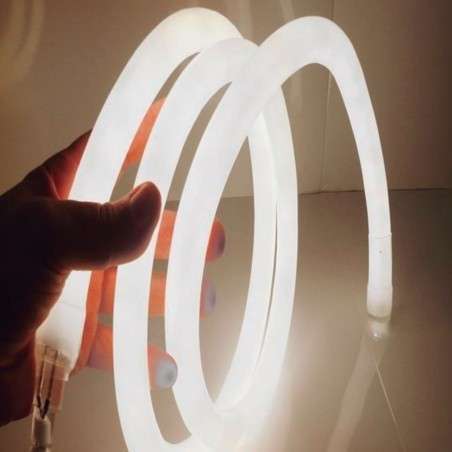 20 metros de neón LED direto 220V com abertura de 270º regulável e para uso exterior.