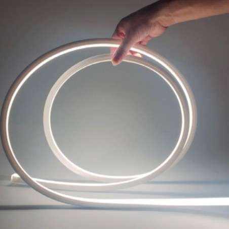 Neón LED 24V, abertura de 120º, 12W por metro, regulável, IP67.