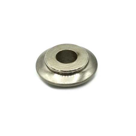 Peça esférica achatada em aço fosco passante com diâmetro de 30mm.