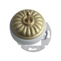 Mecanismo embutido de porcelana com tampa de latão acetinado repuxado.
