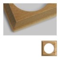 Instalar mecanismos simples en madera clara cuadrada embutida.