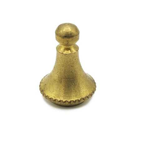 Topo final tipo chapéu decorativo em latão, com 24mm de altura.