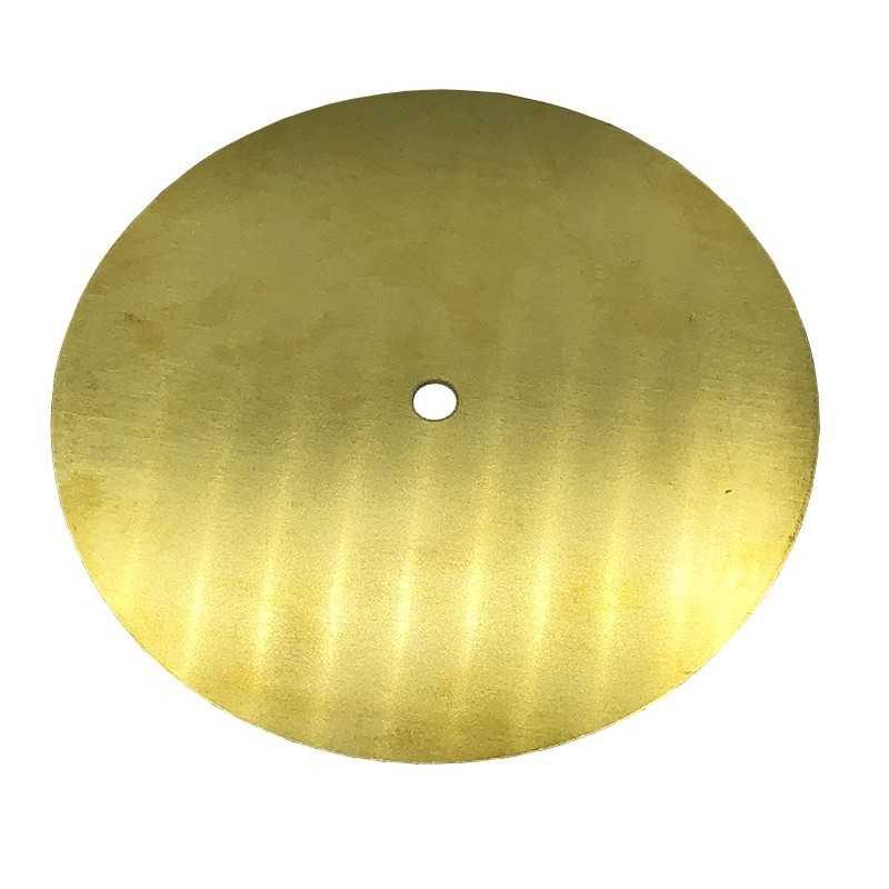 Disco decorativo de latão com 150mm de diâmetro x 1mm.