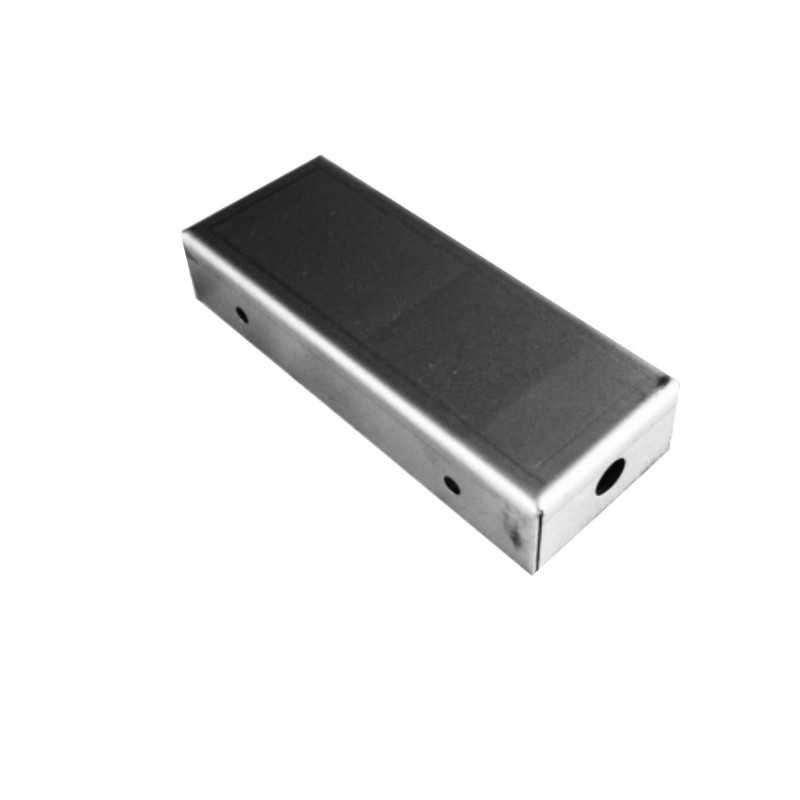 Suporte de metal em ferro bruto, 130 mm de comprimento x 50 mm de largura.