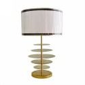 Lâmpada de mesa com discos de latão e abajur têxtil.