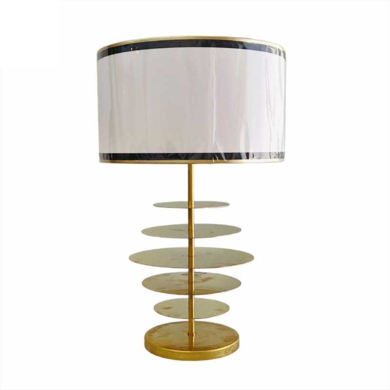 Lâmpada de mesa com discos de latão e abajur têxtil.