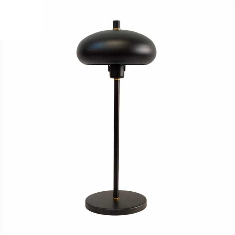 Candeeiro de mesa com abajur de metal preto.