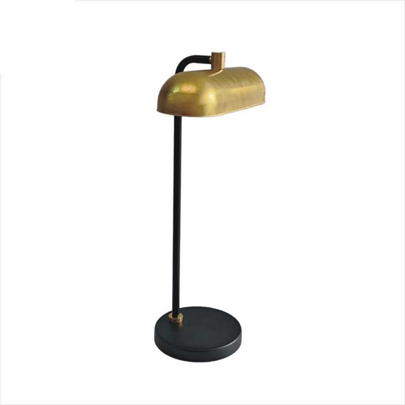 Lâmpada de mesa estilo bancário com abajur de latão.