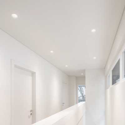 Foco de gesso GU10 com 72 mm de diâmetro e 100 mm de altura.
