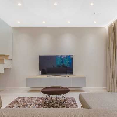 Foco de gesso GU10 com diâmetro de 202 mm e altura de 150 mm.
