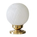Lâmpada de mesa em latão com globo de vidro.