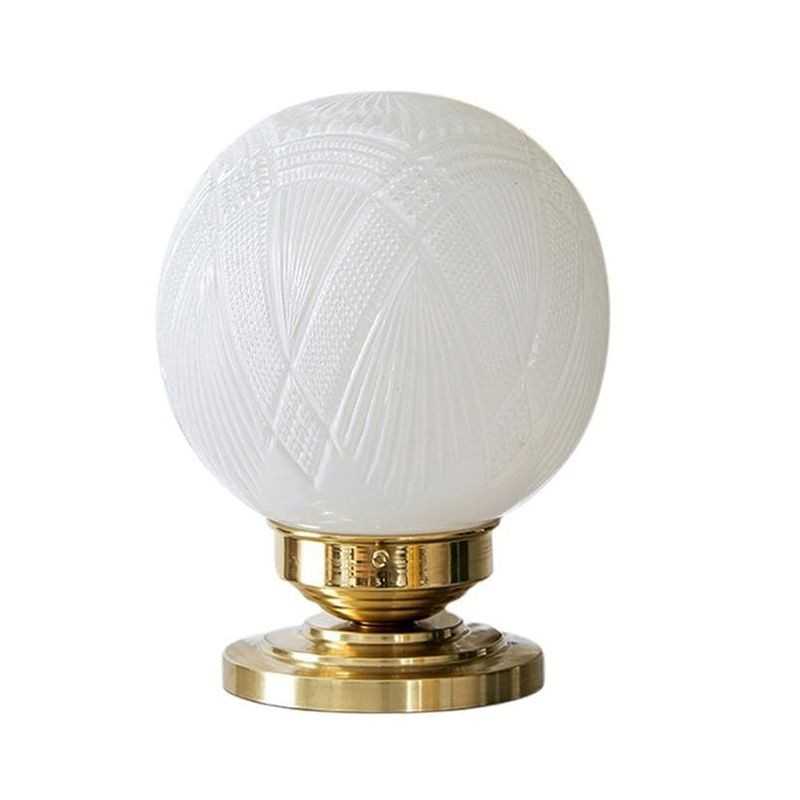 Lâmpada de mesa em latão com globo de vidro.