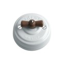 Interruptor de porcelana modular de superfície em madeira escura.