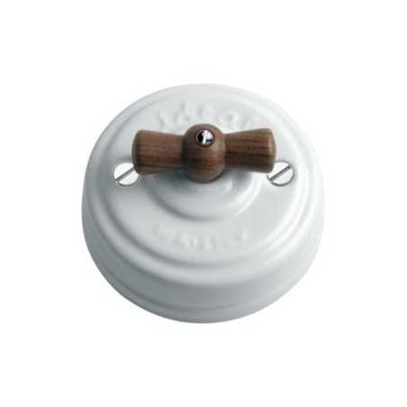 Interruptor de porcelana modular de superfície em madeira escura.